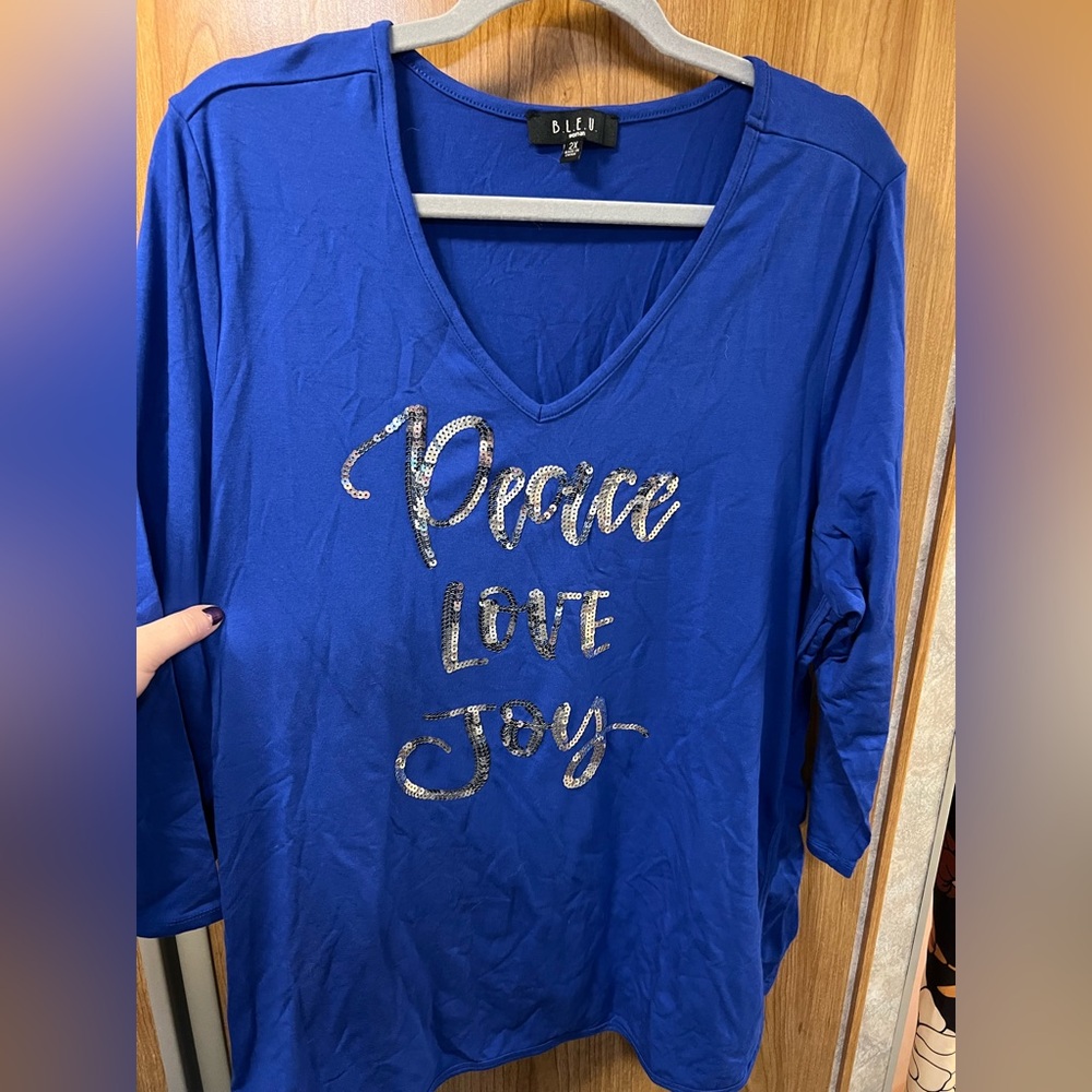NWOT B.L.E.U. Quarter Sleeve Top with Silver “Peace Love Joy” Size 2XL 🎄💙